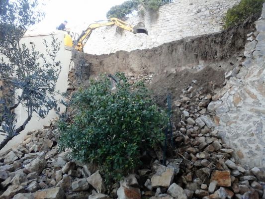 désorde sur un mur éboulés au chateau féodal de la commune d' ollioules